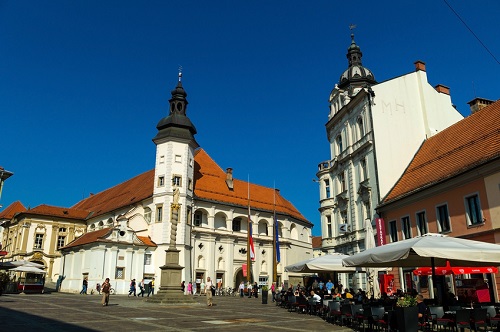 De Mariazuil op het centrale Glavni plein in Maribor