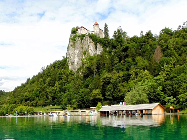 Uitzicht op het kasteel van Bled vanop het water