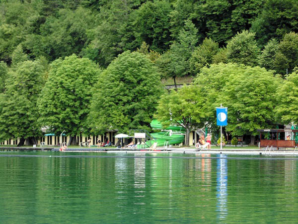 Foto van de afgebakende zwemzone met de groene glijbaan in het midden