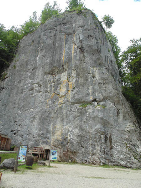 Een klif in Ribčev laz waar je de mogelijkheid hebt om te klimmen
