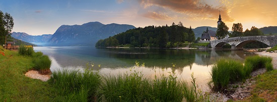 Een prachtige blik op het Meer van Bohinj, met in de achtergrond de Julische Alpen & de Johannes Kerk