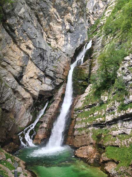 Een foto van de 78 meter hoge Savica waterval