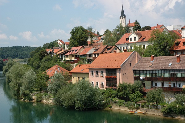 De rivier de Krka met bovenop de heuvel de Nicolaaskerk