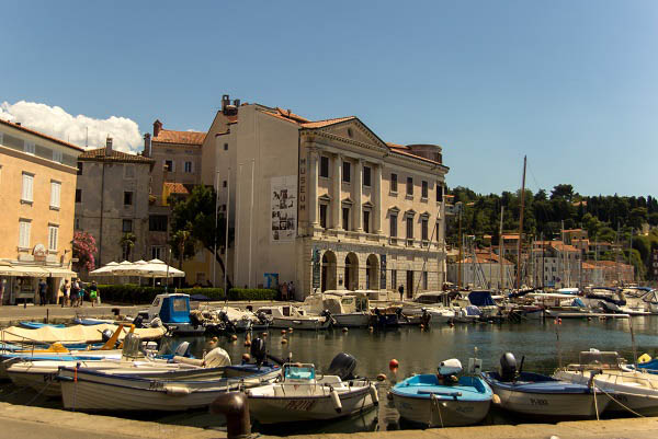 Een zicht op de haven met in de verte het Sergej Mašera zeemuseum