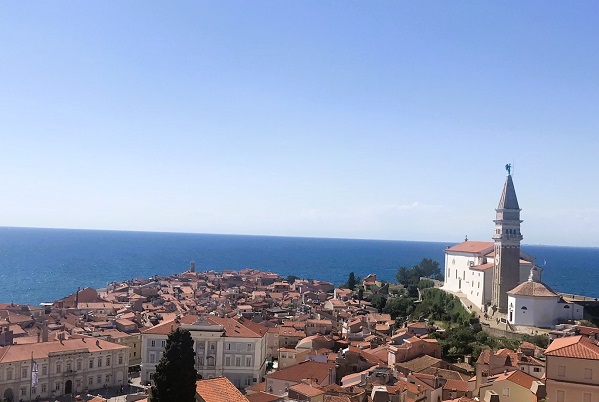 Een Panoramische blik op het stadje Piran