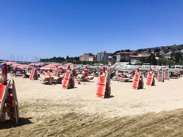 Een blik op het aangelegd zandstrand