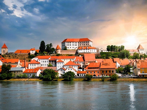 Het stadspanorma van Ptuj, met aan de rechterkant de Georgiuskerk & op de voorgrond de rivier de Drava & de brug