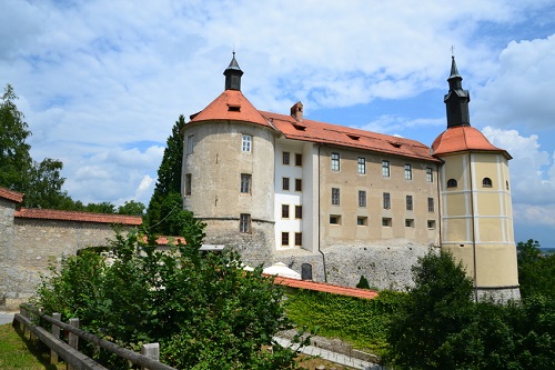 Het Kasteel van Škofa Loka is gelegen in een boomrijke omgeving