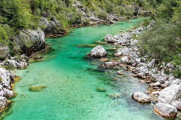 Een blik op het turquoise groene water van de Soca rivier